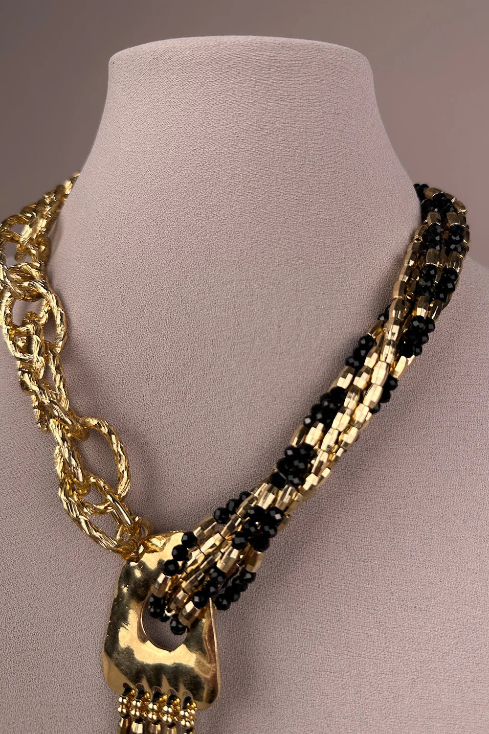 Asimetrik gold salkım kolye, siyah boncuk detaylı, altın zincir, kadın aksesuar, şık tasarım, önden görünüm