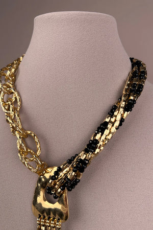 Asimetrik gold salkım kolye, siyah boncuk detaylı, altın zincir, kadın aksesuar, şık tasarım, önden görünüm