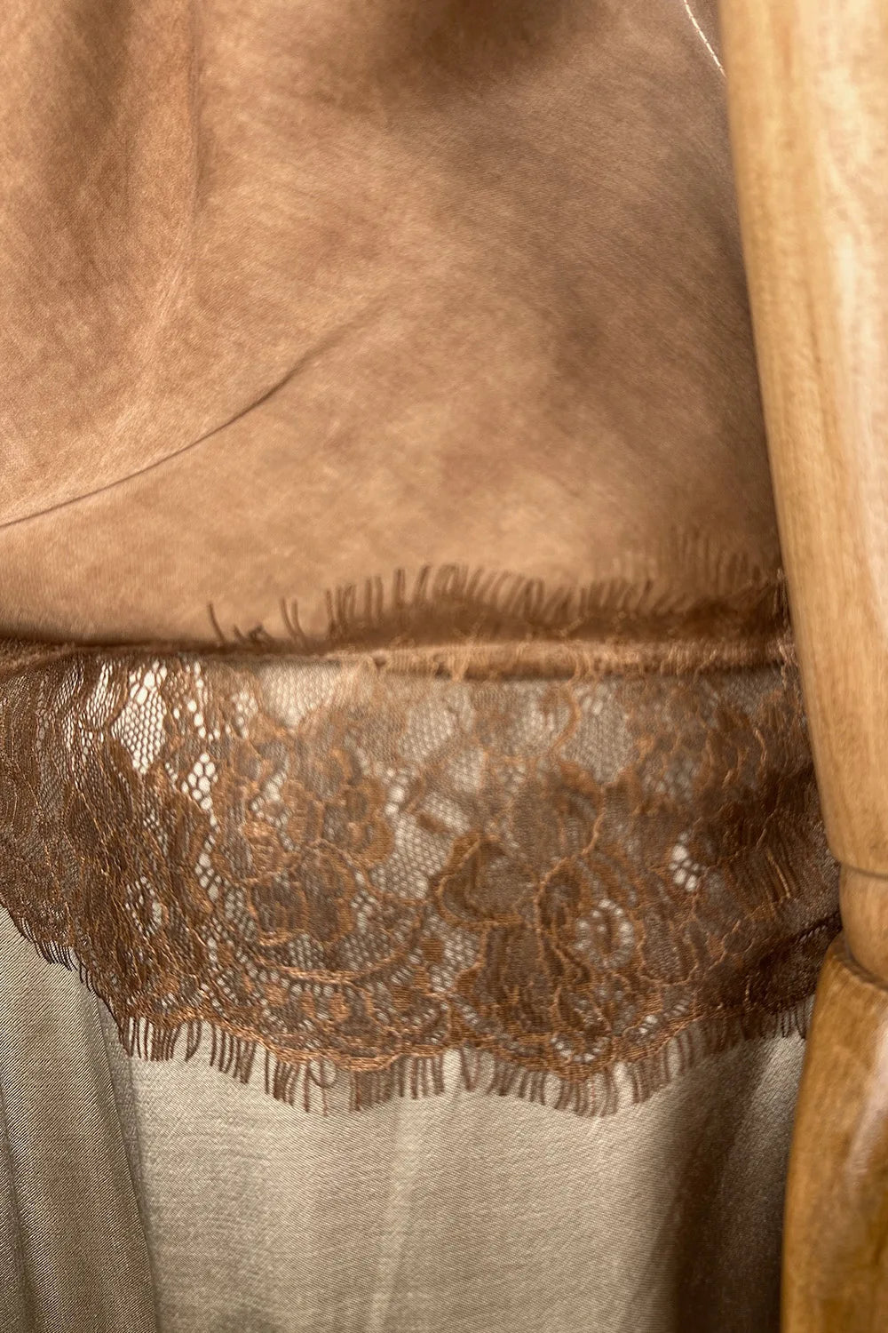 Dantel Detaylı Saten Bluz