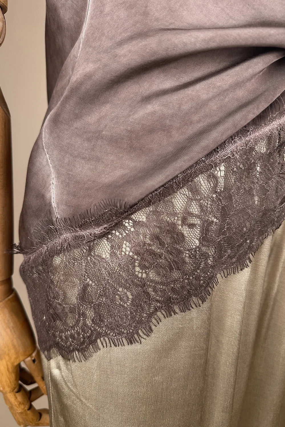 Dantel Detaylı Saten Bluz