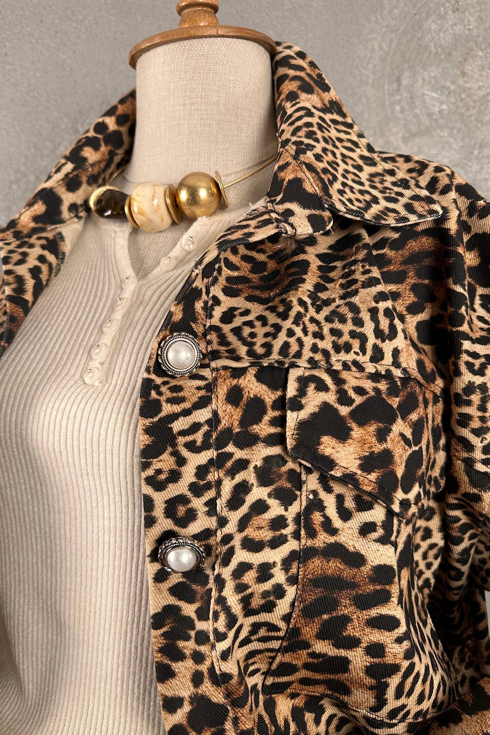 Leopar desenli denim ceket, kadın, kahverengi-siyah, metal düğmeli, klasik kesim, önden görünüm