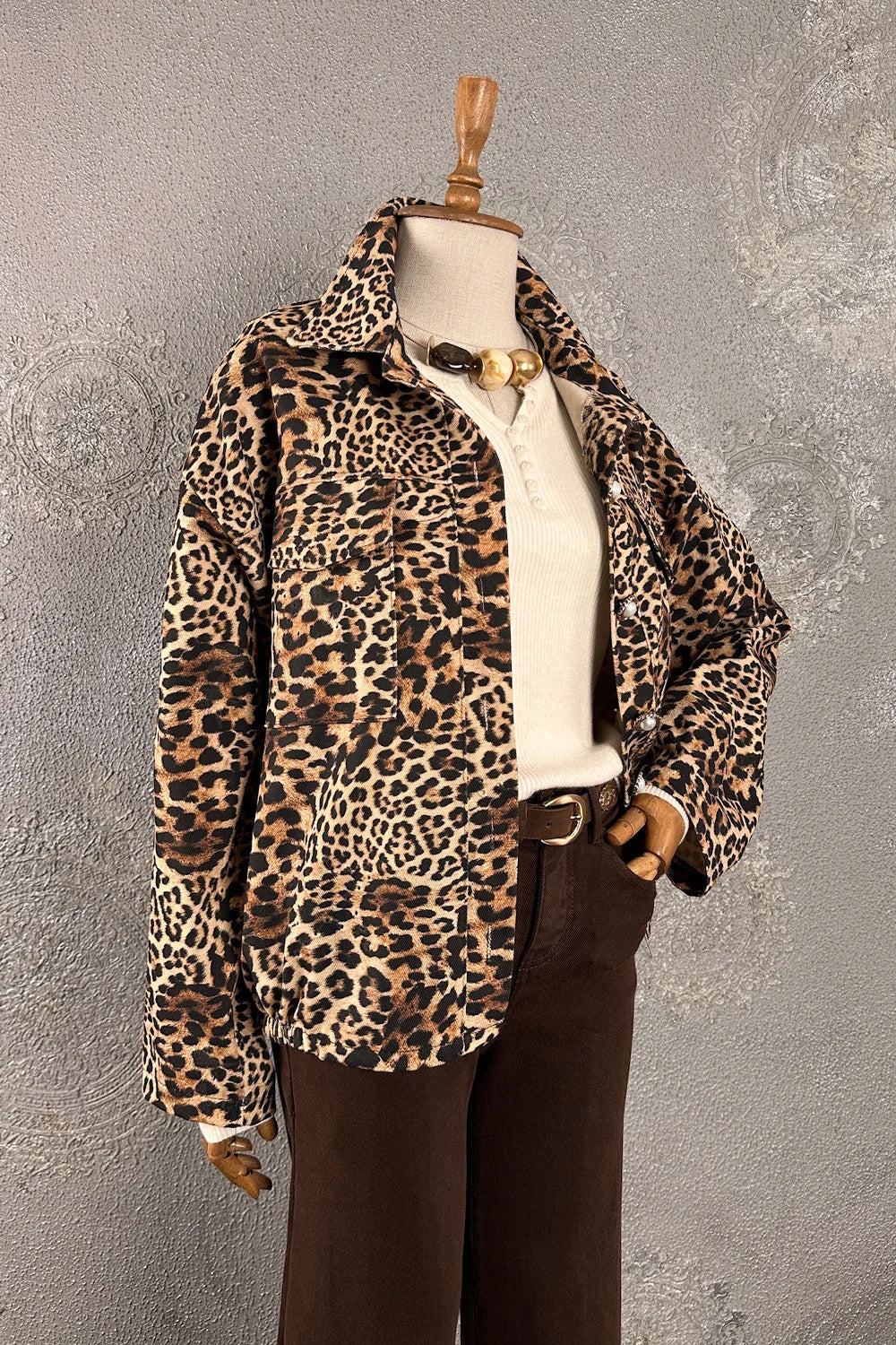 Leopar desenli denim ceket, kadın, kahverengi-krem renkli, klasik kesim, beyaz tişört ile kombinli, önden görünüm.