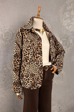 Leopar desenli denim ceket, kadın, kahverengi-krem renkli, klasik kesim, beyaz tişört ile kombinli, önden görünüm.