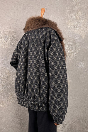 Kürklü oversize kadın mont, siyah beyaz ekose desen, fırfırlı kenar, yandan görünüm