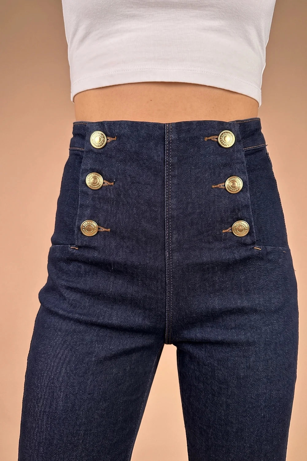 Lacivert düğme detaylı düz paça kadın pantalonu, yüksek bel kesimi, önden görünüm, denim kumaş