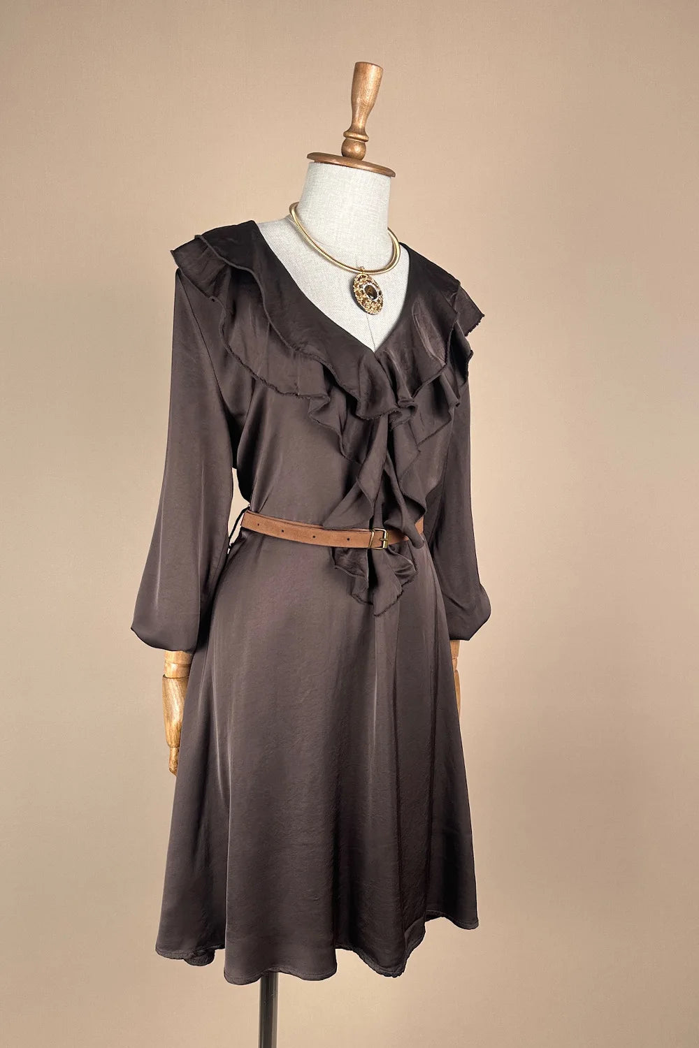 Volanlı Kısa Saten Elbise