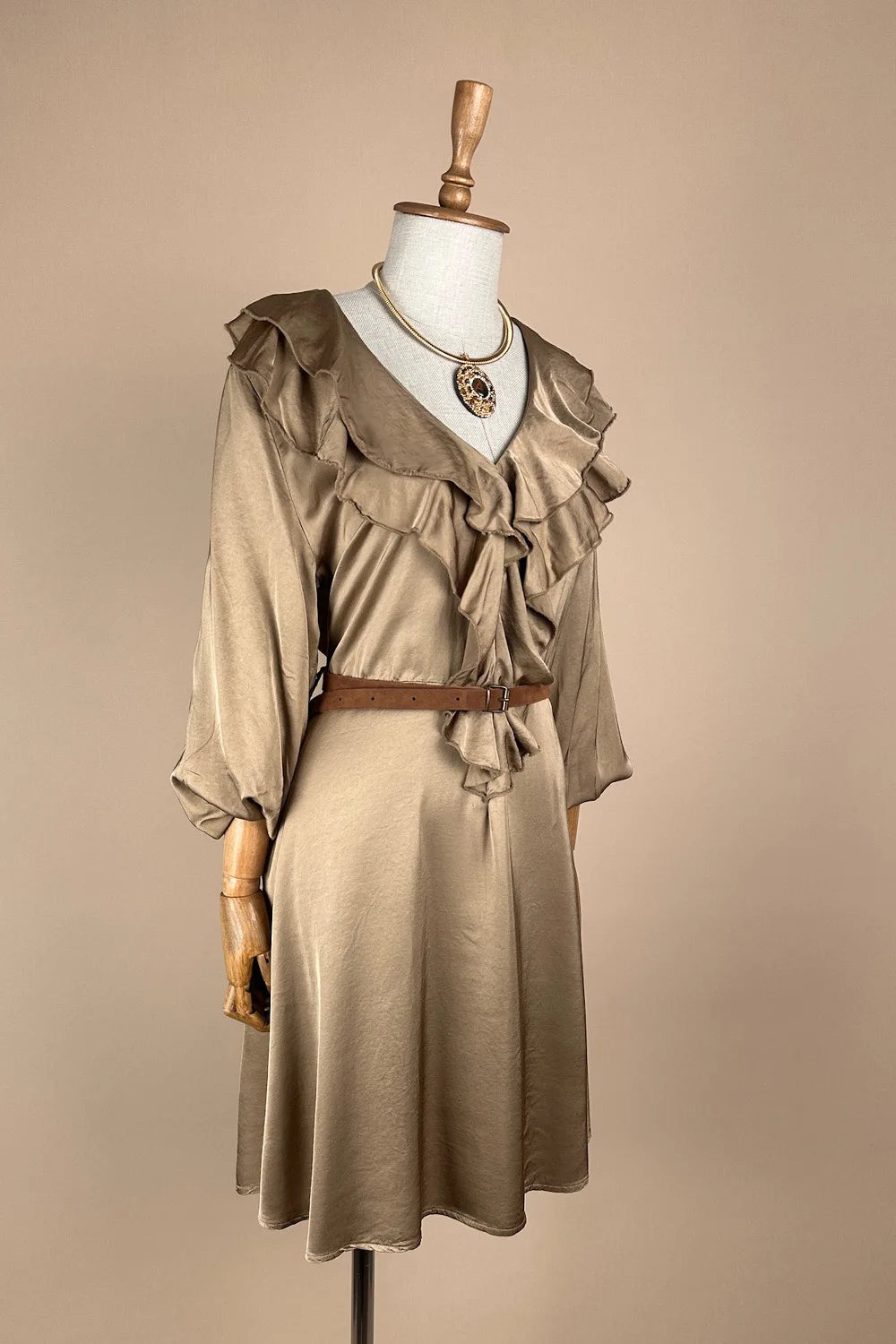 Volanlı Kısa Saten Elbise