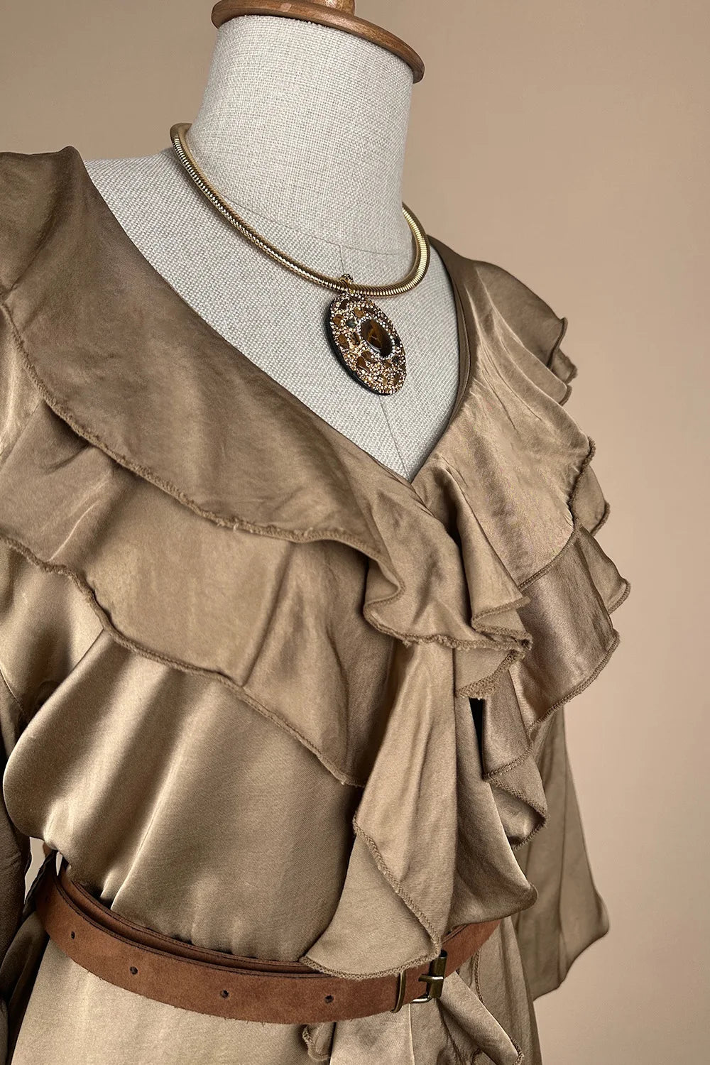 Volanlı Kısa Saten Elbise