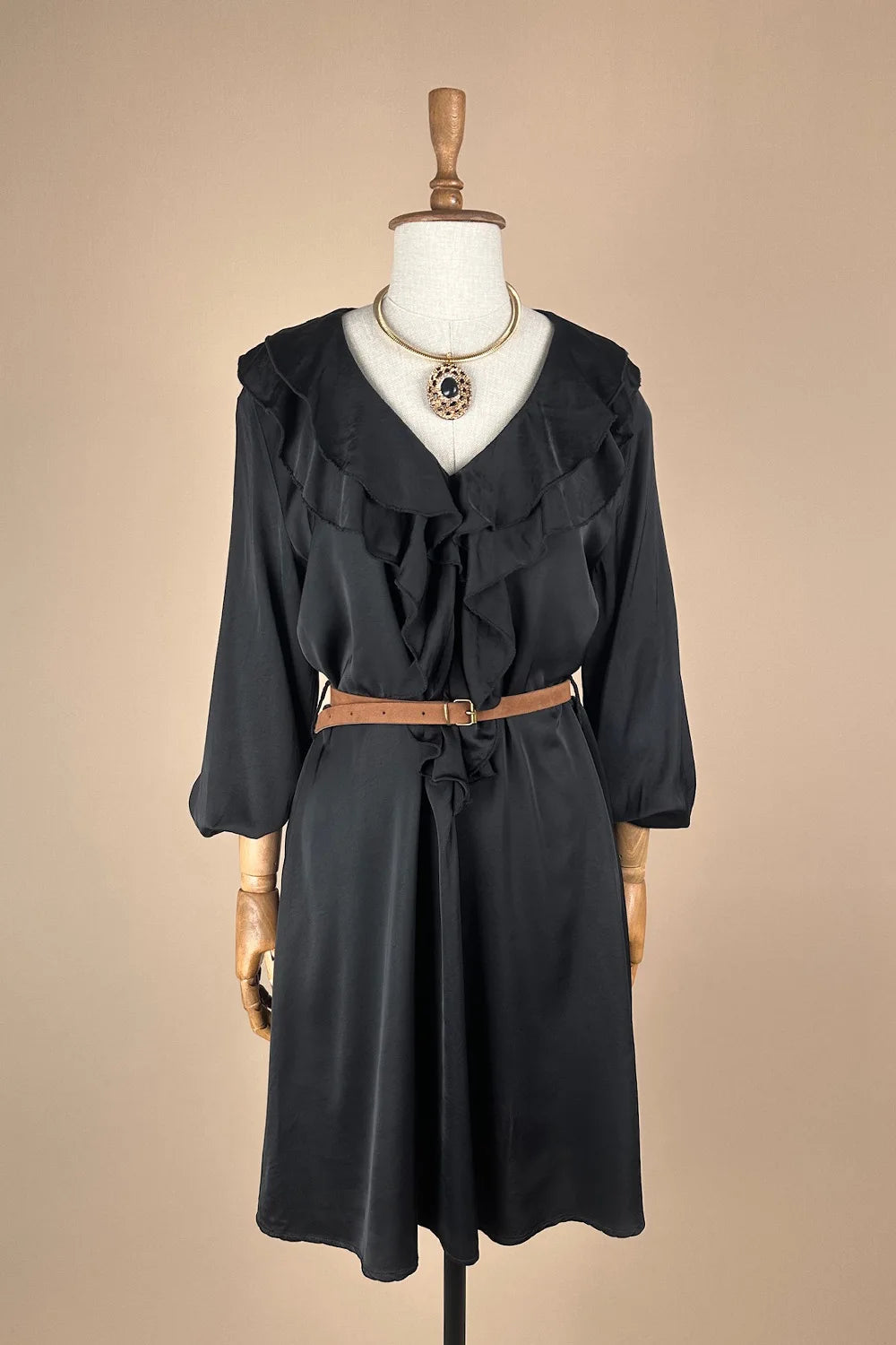 Volanlı Kısa Saten Elbise