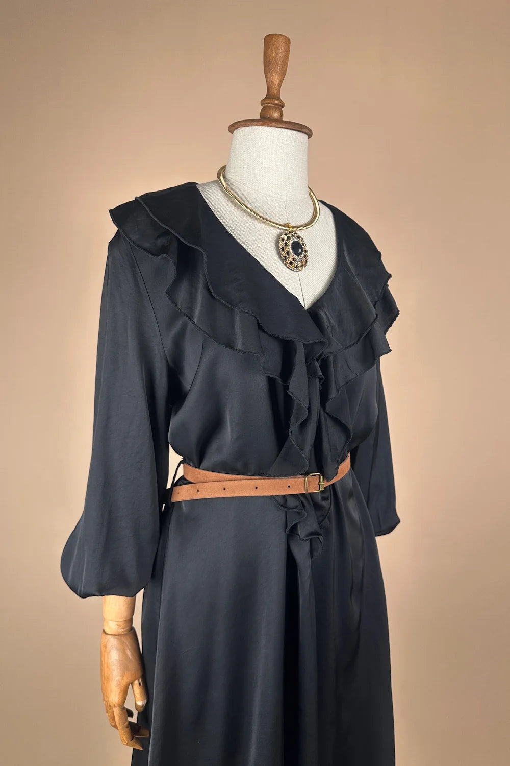 Volanlı Kısa Saten Elbise