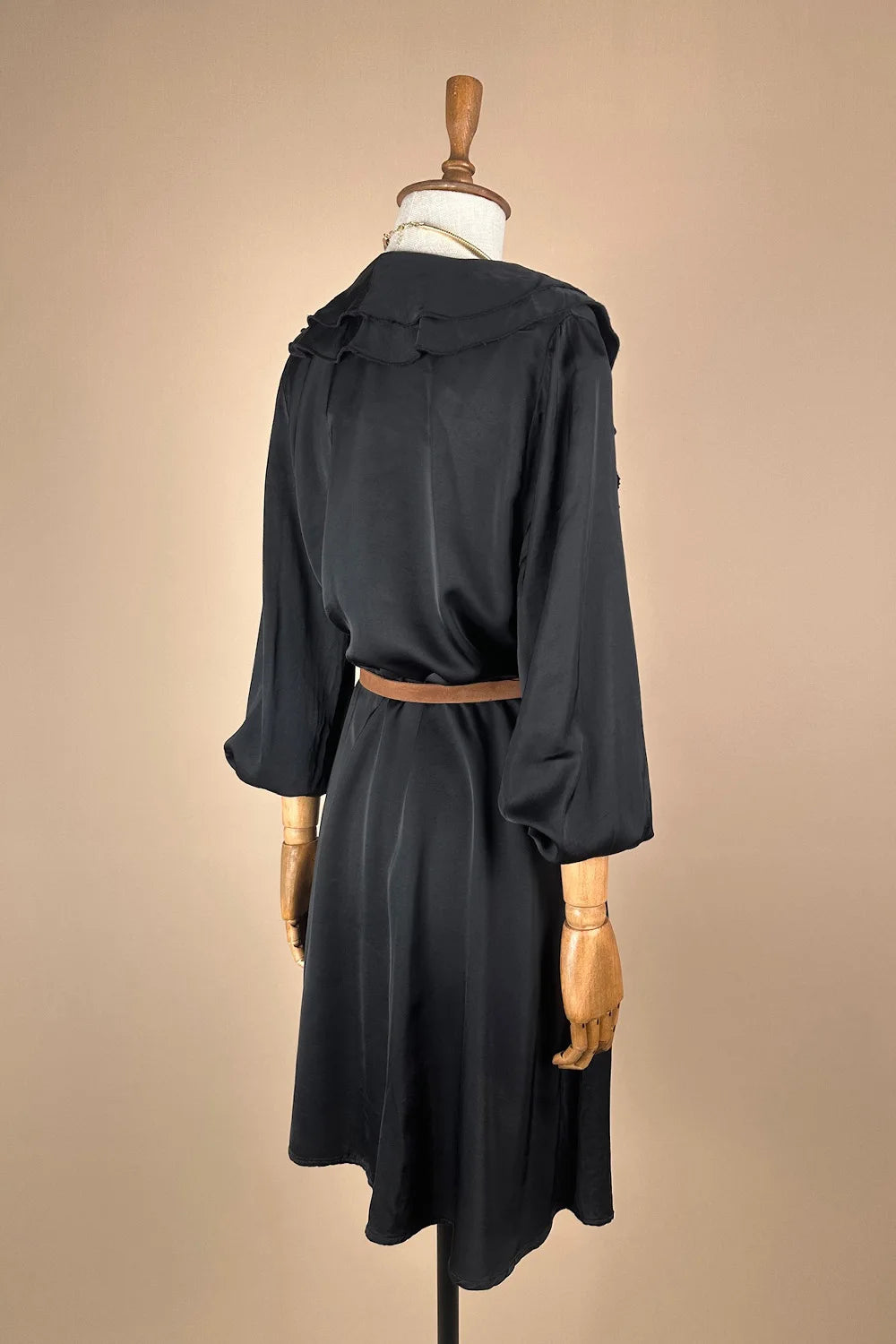 Volanlı Kısa Saten Elbise