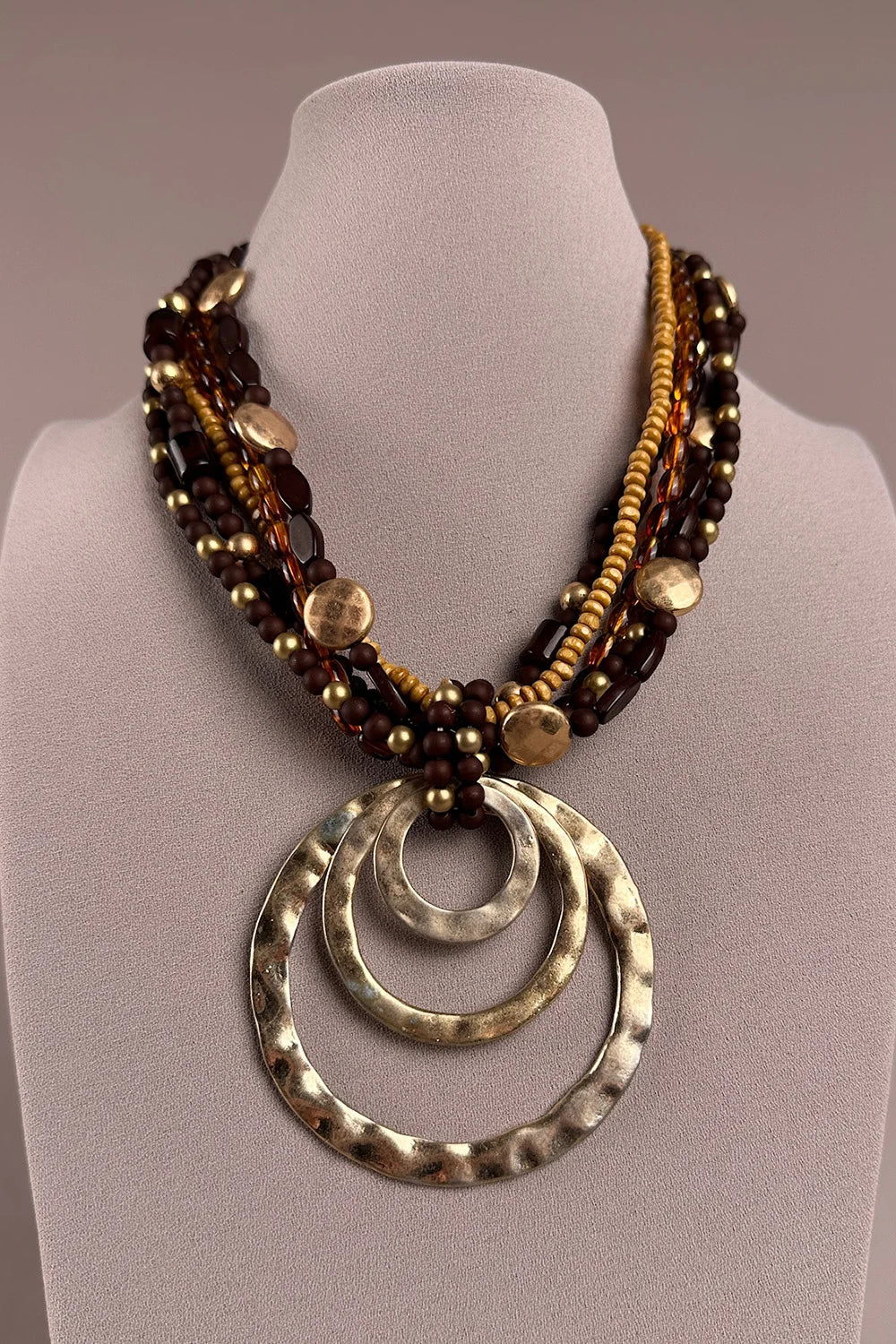 Amber boncuklu halka uçlu kadın kolye, bronz metal detaylı, çok katmanlı tasarım, önden görünüm