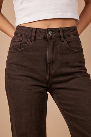 Kahverengi yüksek bel düz kadın pantalonu, çizgili desen, klasik kesim, önden görünüm