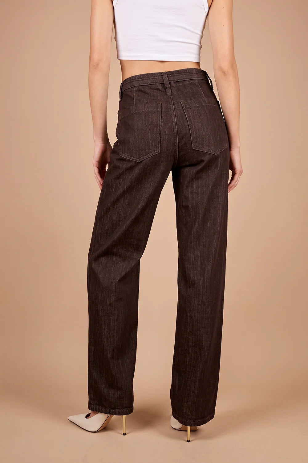 Kahverengi denim kadın pantalonu, düz kesim, dikiş hatlı detay, yandan görünüm, klasik tarzda
