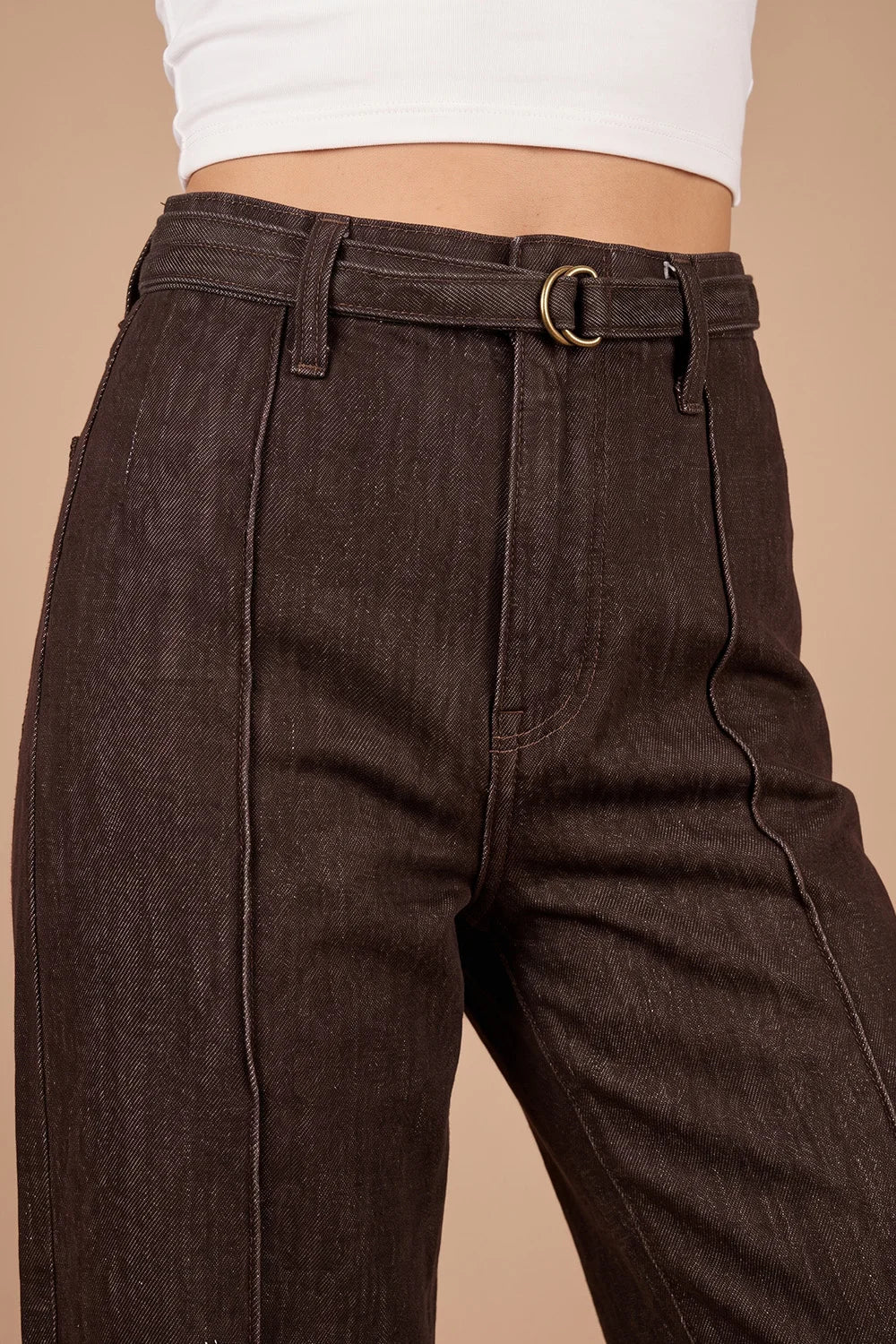 Kahverengi denim kadın pantolonu, dikiş hatlı detay, düz kesim, bel kemeri ile önden görünüm
