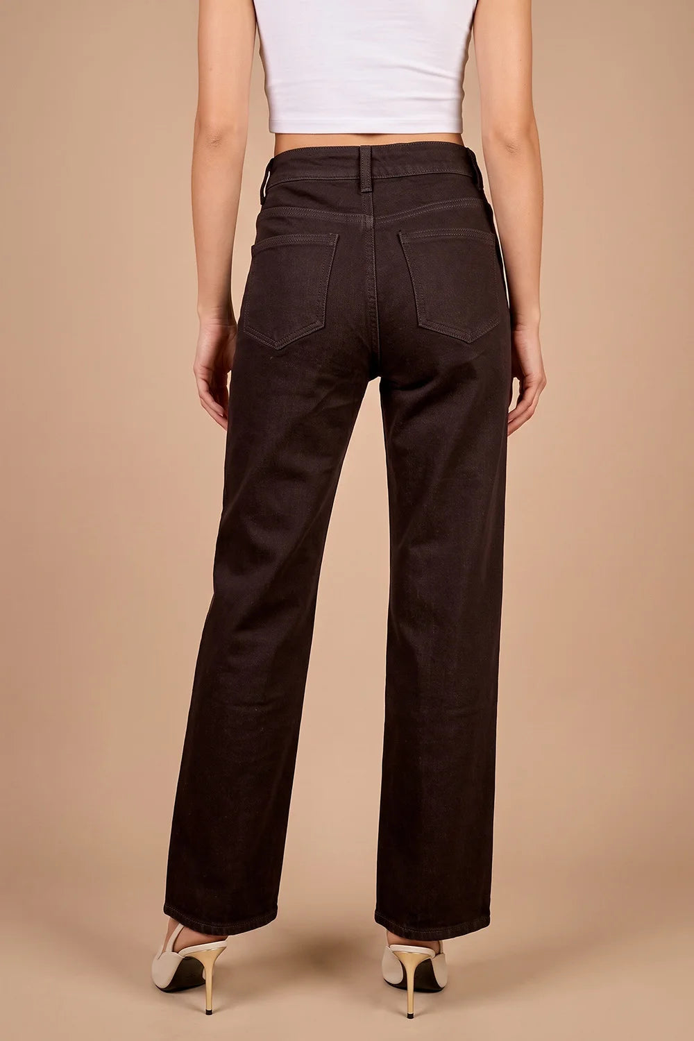 Siyah yüksek bel kırçıllı kadın jeans, geniş paça kesim, arka cep detaylı, klasik denim görünüm