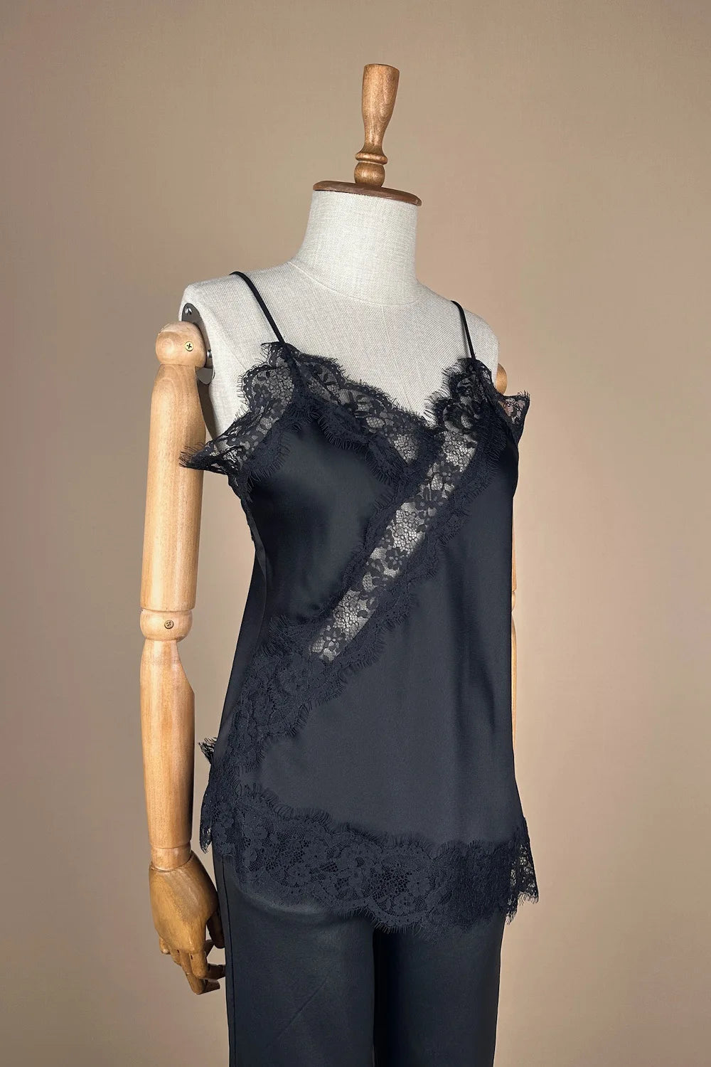 Dantel Detaylı Askılı Bluz