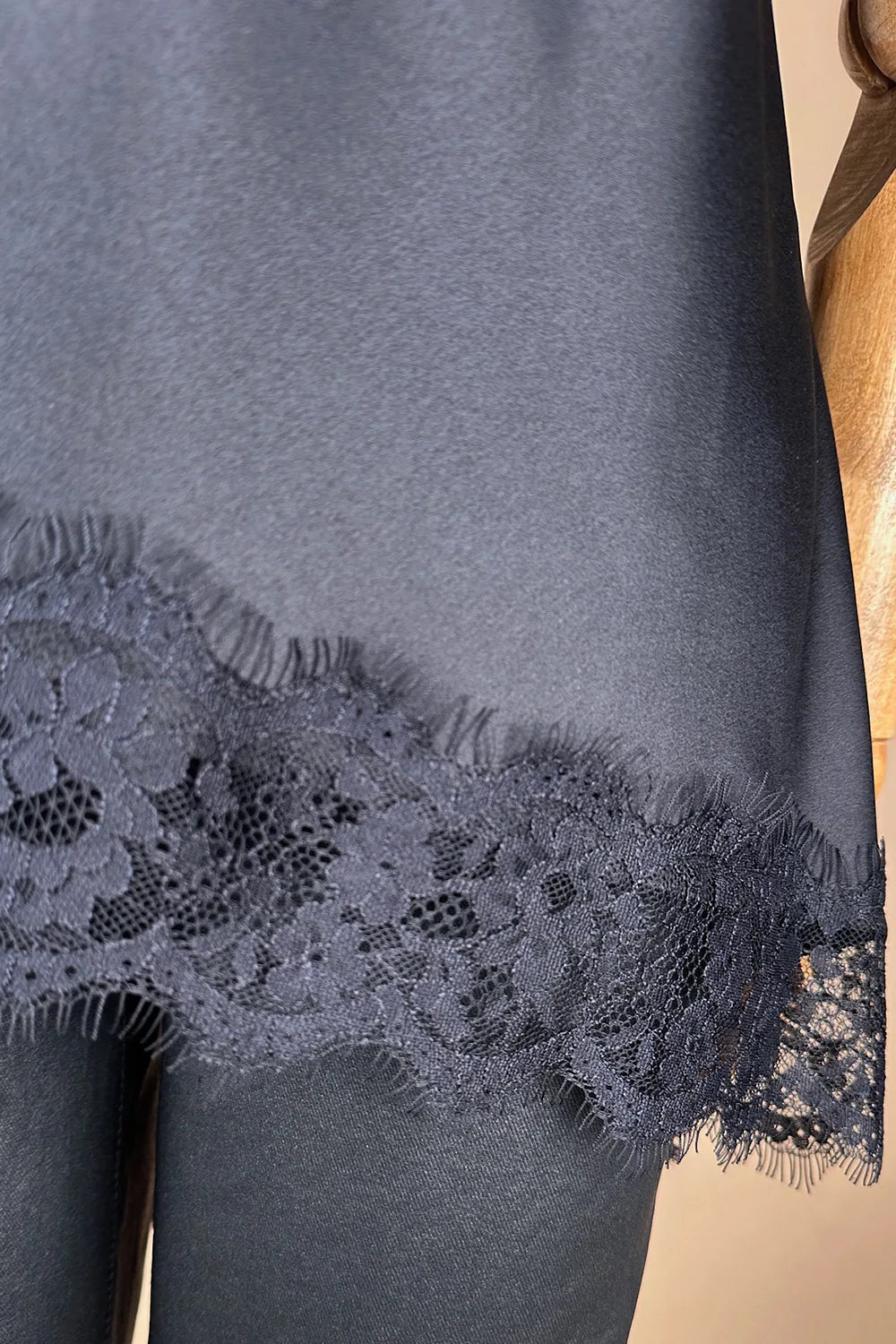 Dantel Detaylı Askılı Bluz