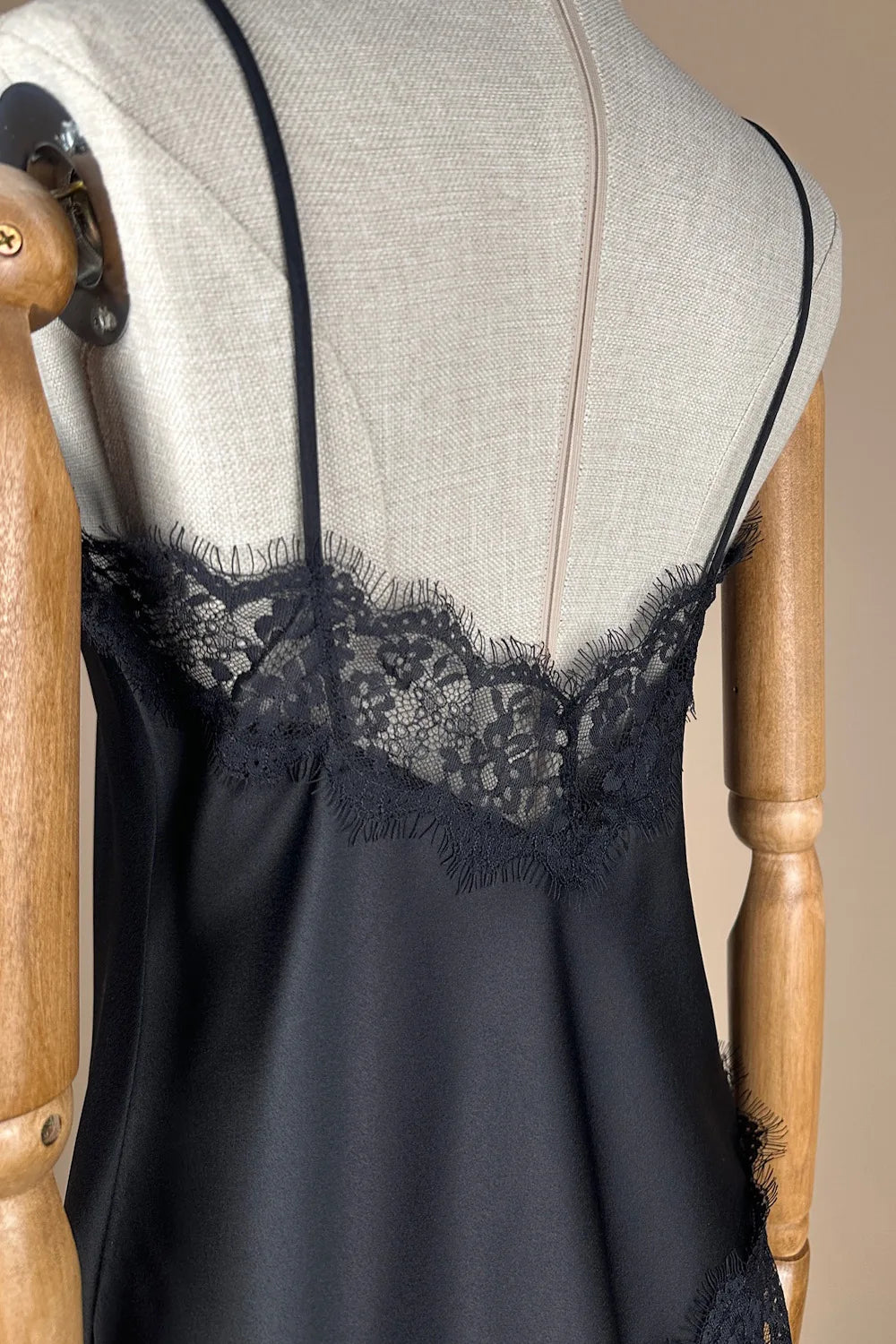 Dantel Detaylı Askılı Bluz