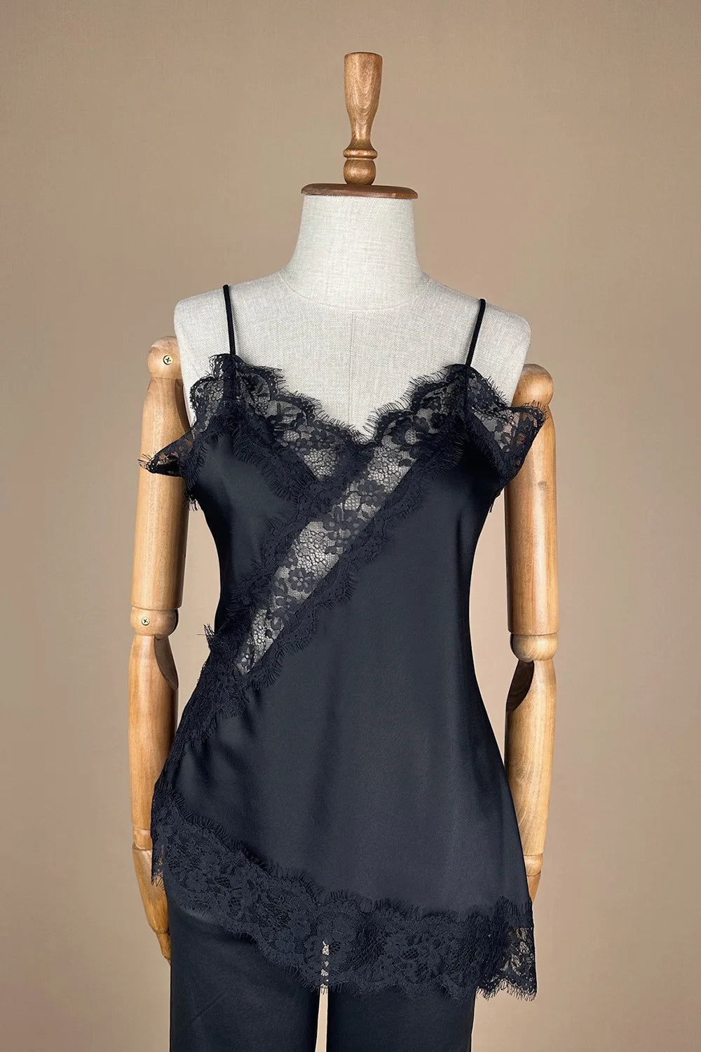 Dantel Detaylı Askılı Bluz