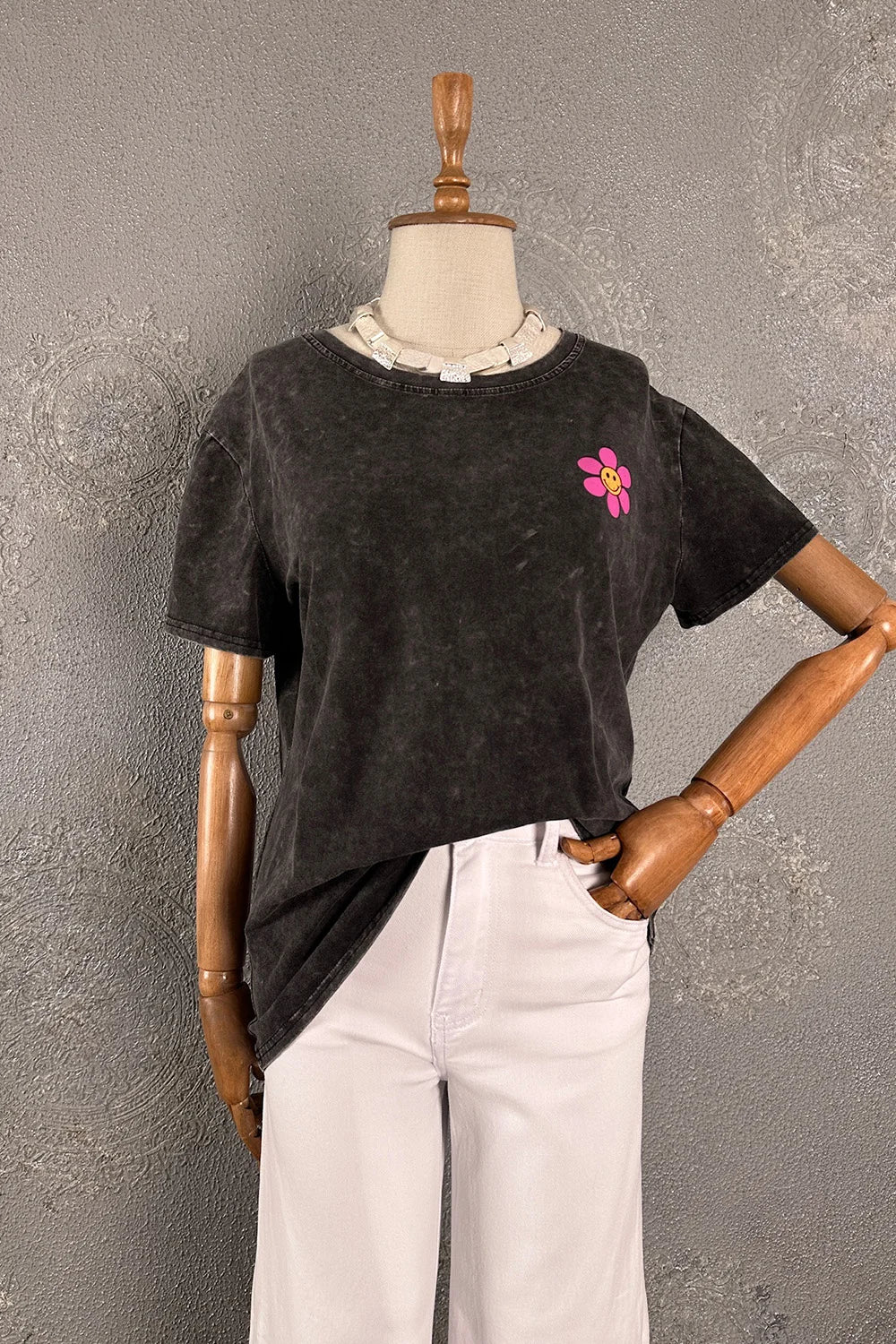 Çiçek Detaylı T-shirt