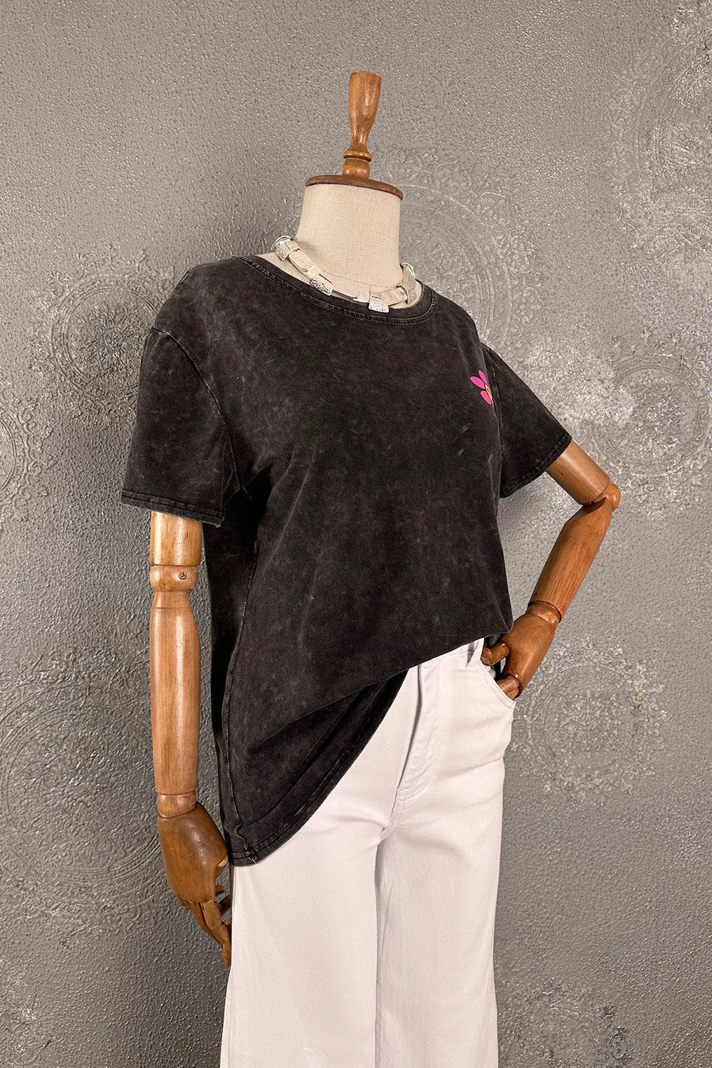 Çiçek Detaylı T-shirt