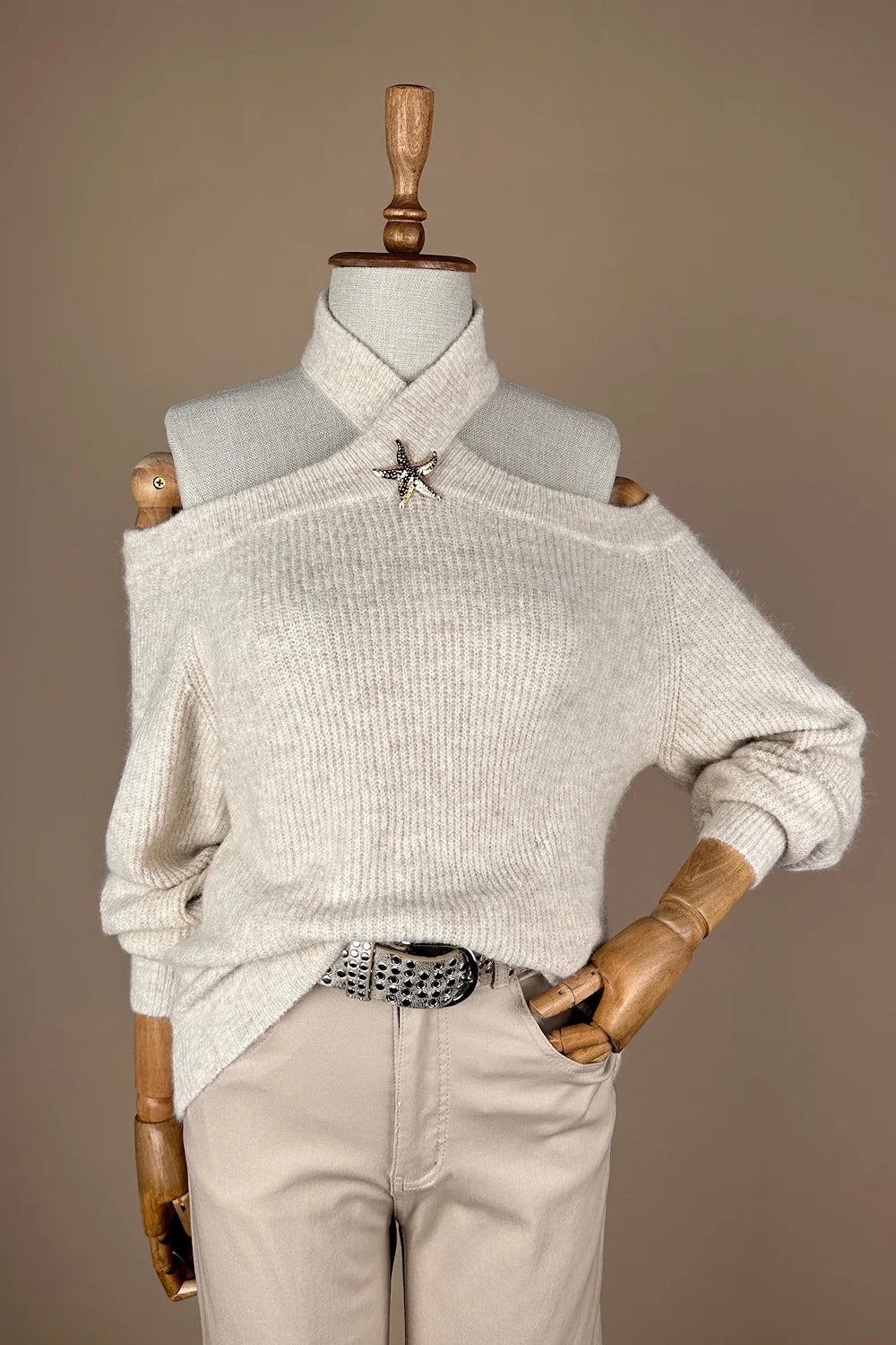 Omuz Dekolteli Broşlu Triko