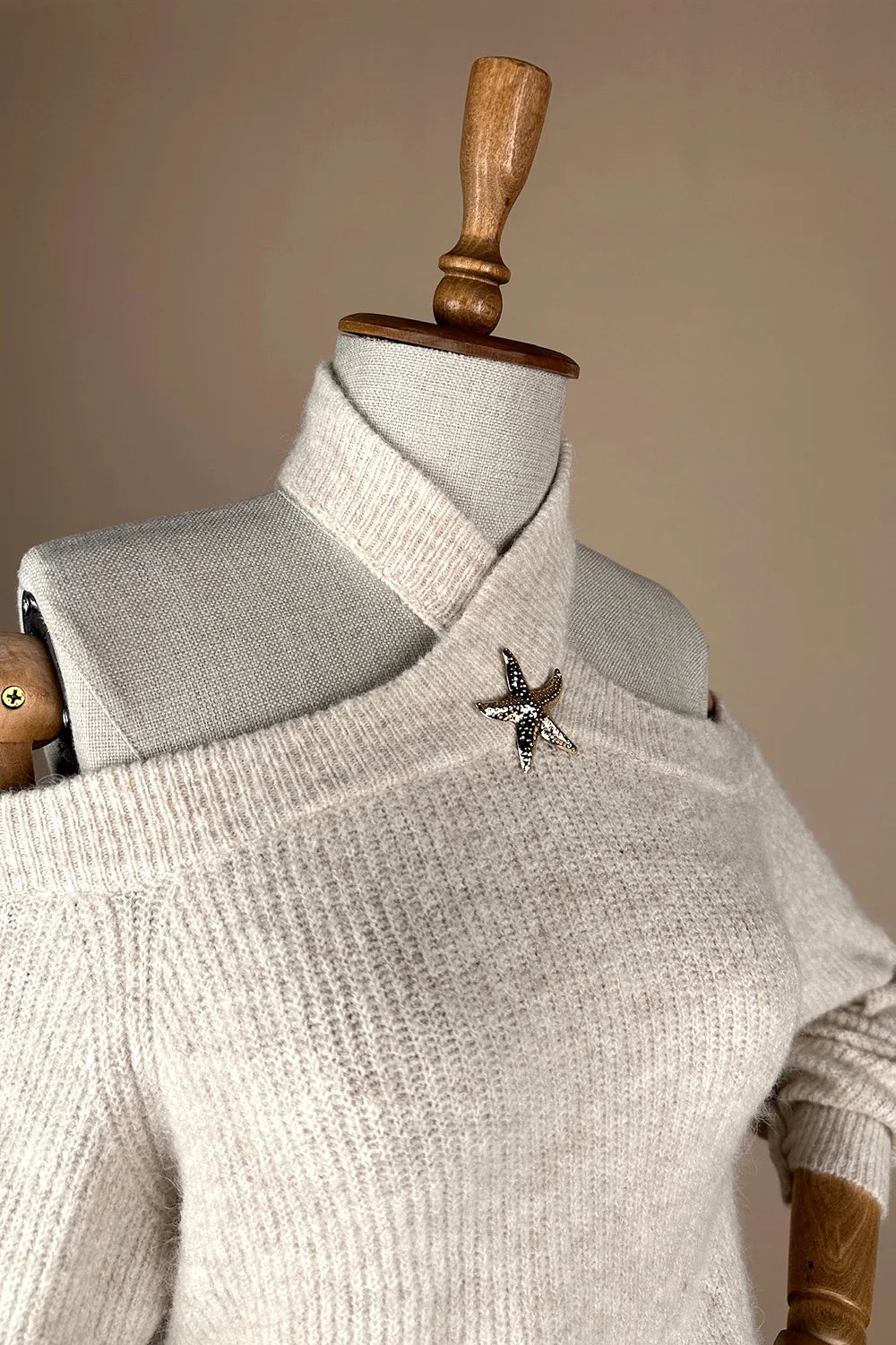 Omuz Dekolteli Broşlu Triko