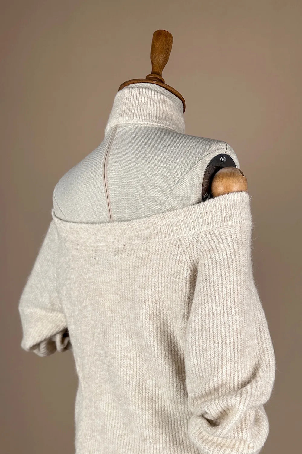 Omuz Dekolteli Broşlu Triko