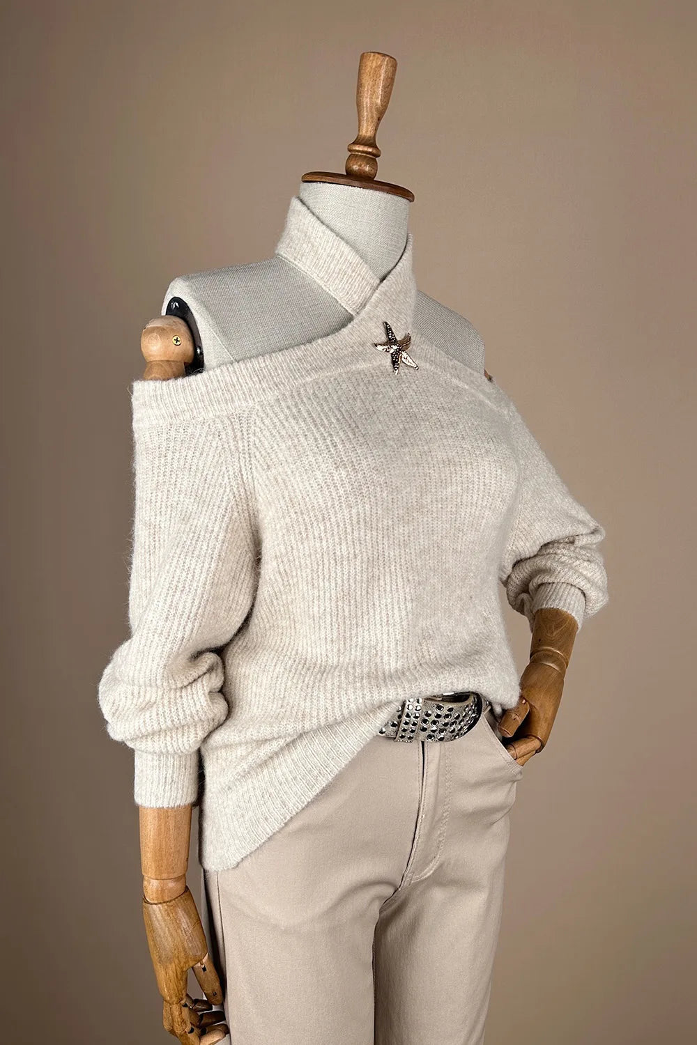 Omuz Dekolteli Broşlu Triko