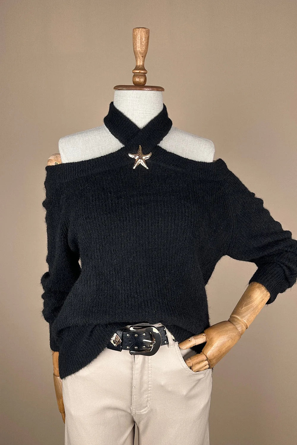 Omuz Dekolteli Broşlu Triko