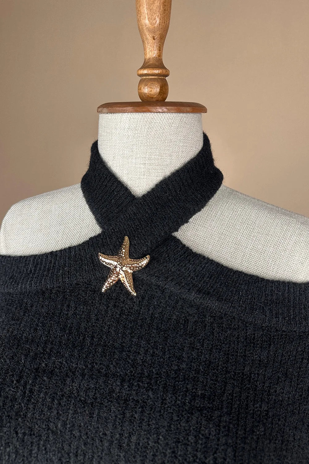 Omuz Dekolteli Broşlu Triko