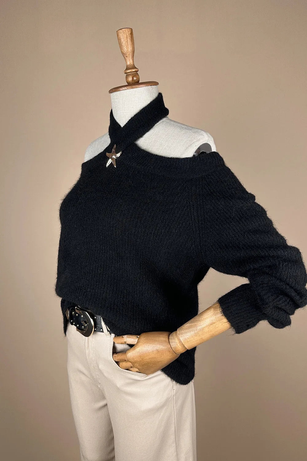 Omuz Dekolteli Broşlu Triko