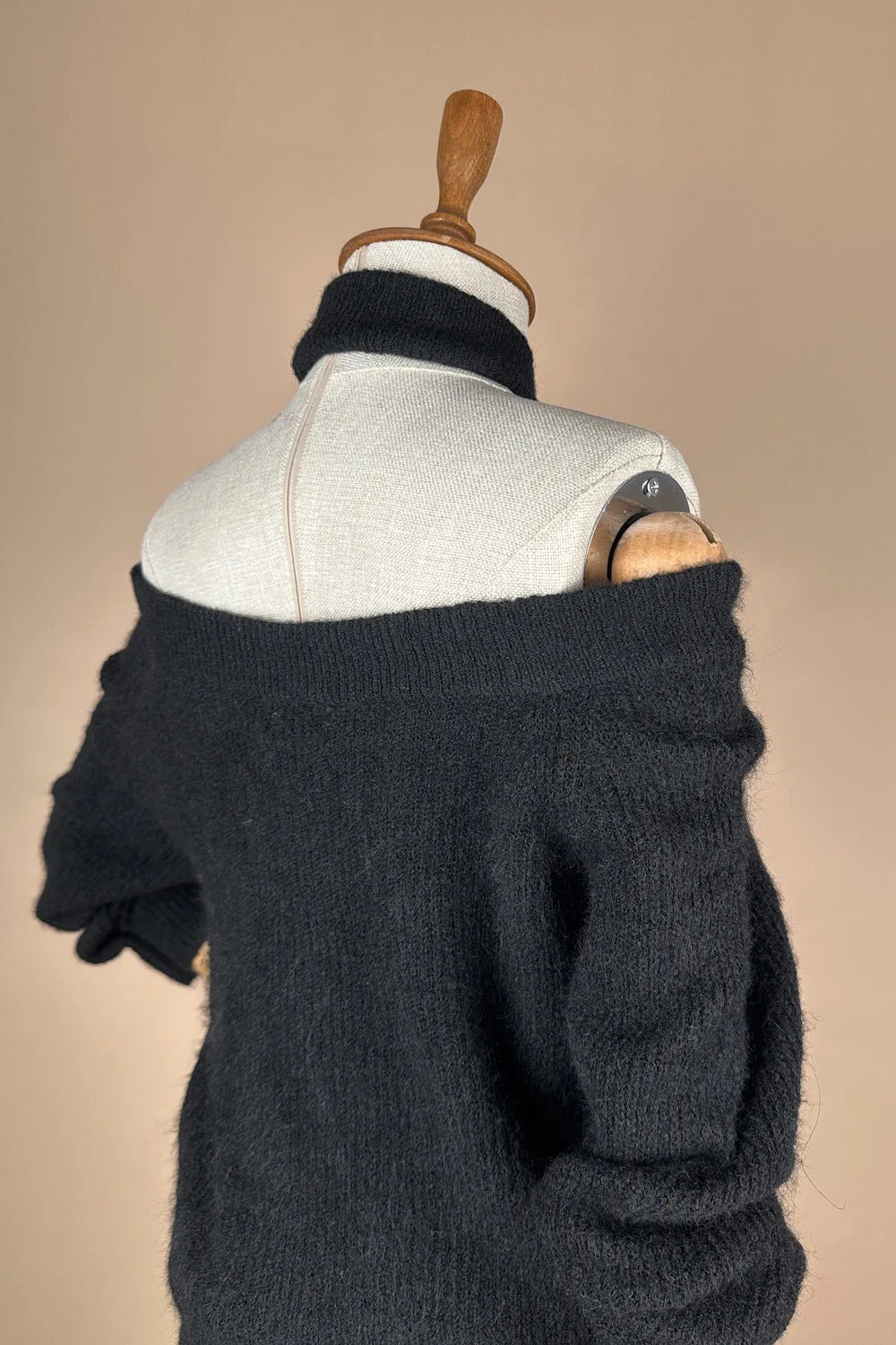 Omuz Dekolteli Broşlu Triko