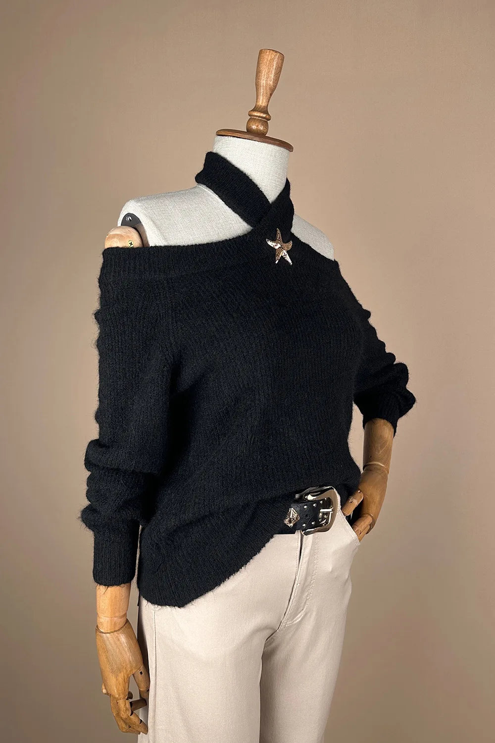 Omuz Dekolteli Broşlu Triko