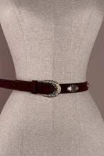 Bordo deri kadın kemer, metal oval ve çiçek tarzı tokayla, vintage stil, ön detay görünüm