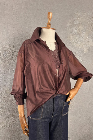 Bordo çift katmanlı kadın gömlek, dantel detaylı, oversize kesim, önden görünüm
