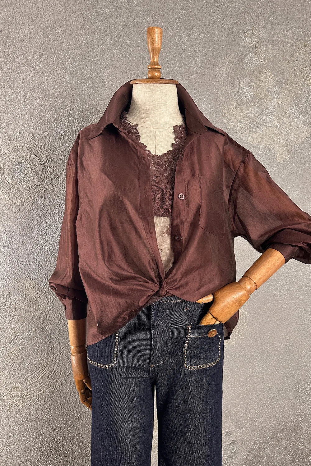 Bordo çift katmanlı kadın gömlek, dantel detaylı, bağcıklı kesim, jeans kombinli, şık görünüm
