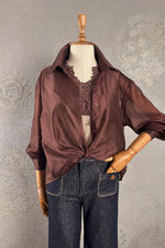 Bordo çift katmanlı kadın gömlek, dantel detaylı, bağcıklı kesim, jeans kombinli, şık görünüm