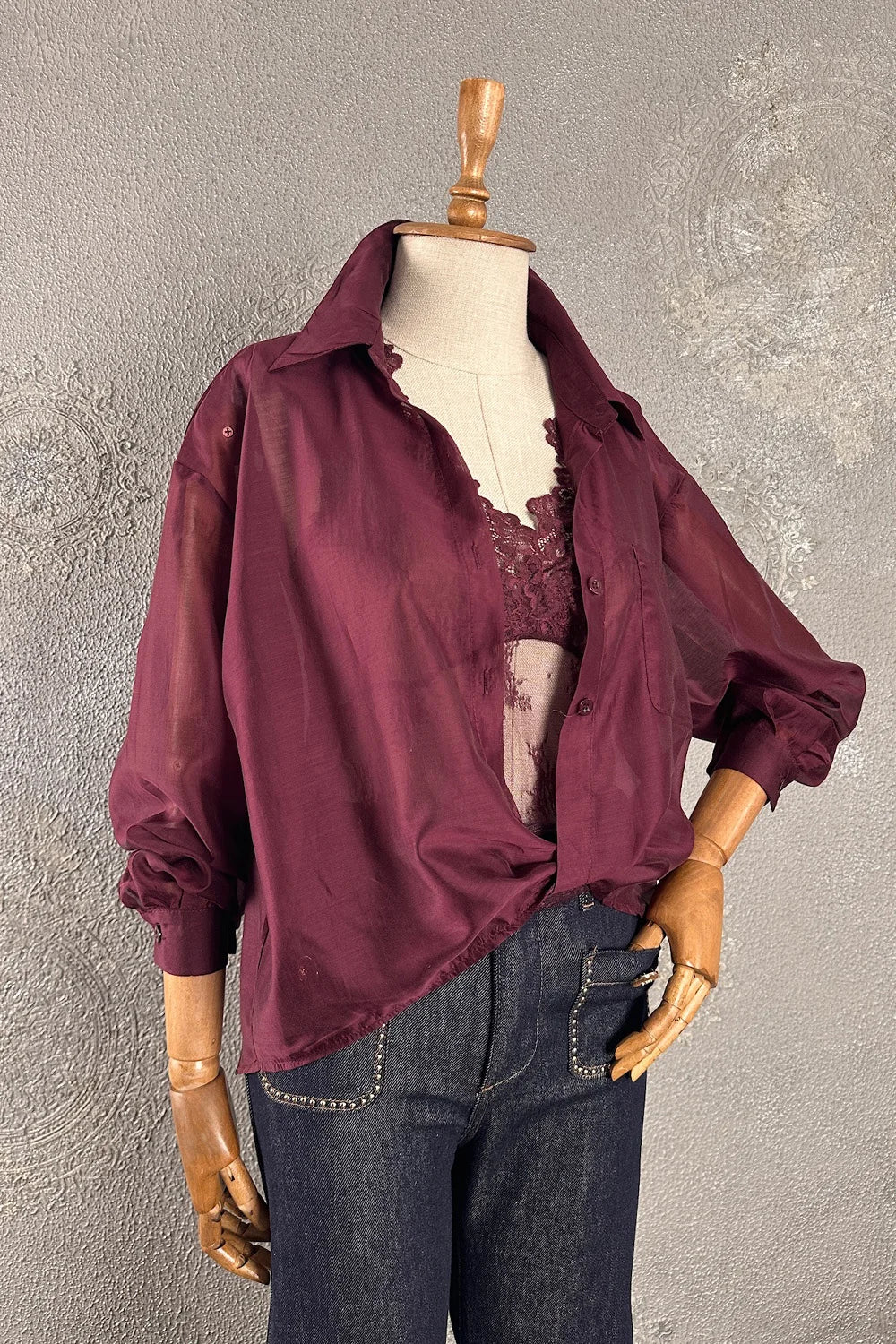 Bordo linen kadın gömlek, dantel detaylı, oversized kesim, çift katmanlı tasarım, önden görünüm.
