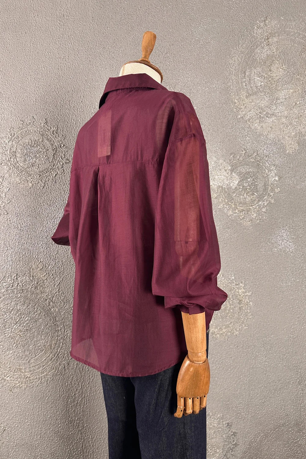 Bordo çift katmanlı şık gömlek, kadın oversize kesim, yumuşak dokulu kumaş, yandan görünüm