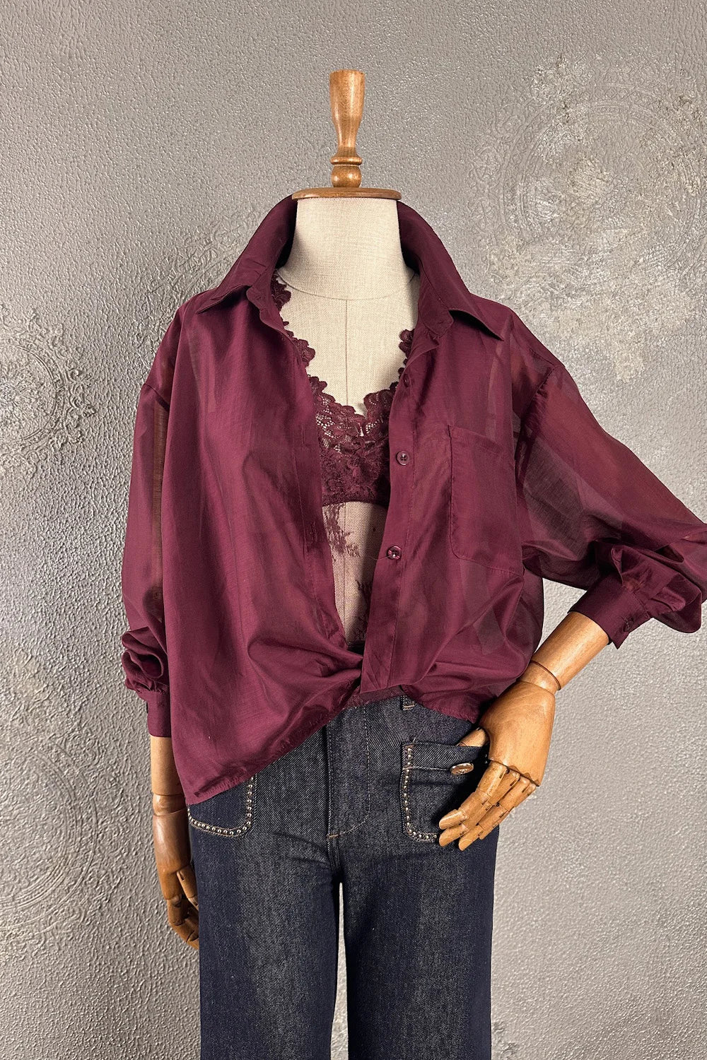 Bordo linen kadın gömlek, dantel detaylı, oversize kesim, çift katmanlı tasarım, önden görünüm