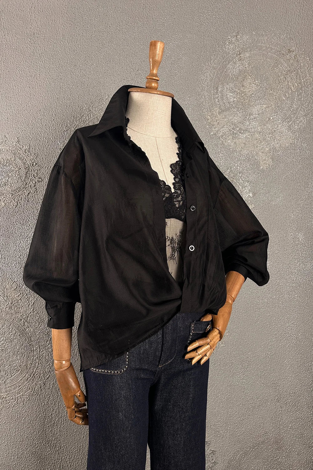 Siyah çift katmanlı şık gömlek, dantel detaylı, oversize kesim, kadın için, önden görünüm