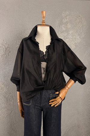 Siyah şık gömlek, dantel detaylı, oversize kesim, kadın moda, önden görünüm, çift katmanlı tasarım