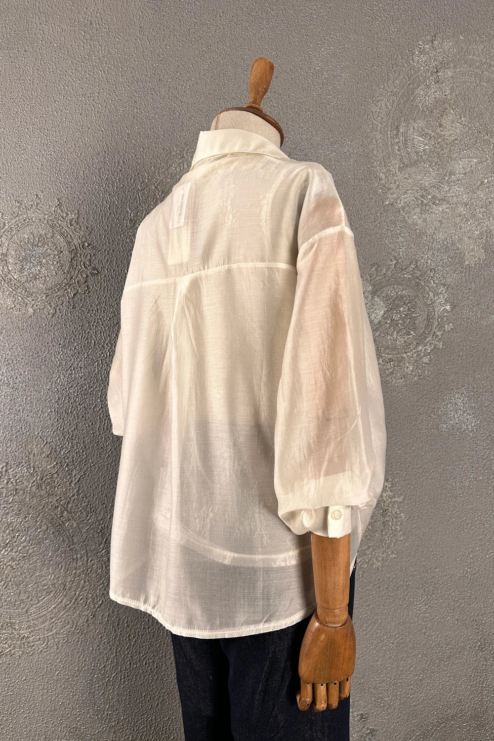 Krem beyaz kadın gömlek, çift katmanlı şık tasarım, oversize kesim, yandan görünüm, pamuklu dokulu kumaş