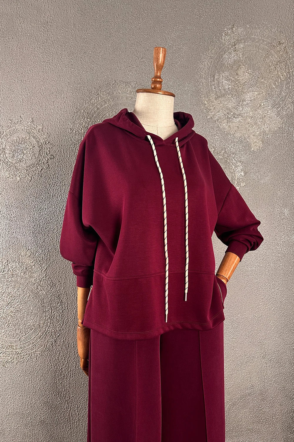 Bordo eşofman takımı, yumuşak dokulu, kapüşonlu hoodie ve pantolon, rahat kesim, kadın giyim, önden görünüm