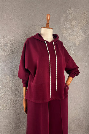 Bordo eşofman takımı, yumuşak dokulu, kapüşonlu hoodie ve pantolon, rahat kesim, kadın giyim, önden görünüm