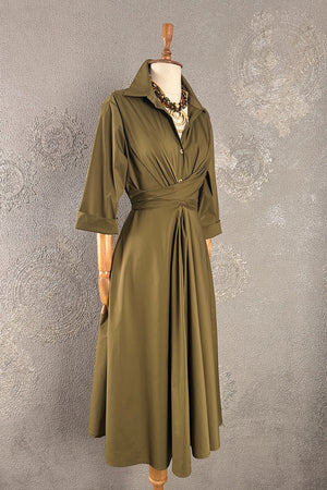 Haki yeşil poplin kadın elbisesi, kuşaklı kesim, üç çeyrek kollu, uzun A-line siluet, önden görünüm.