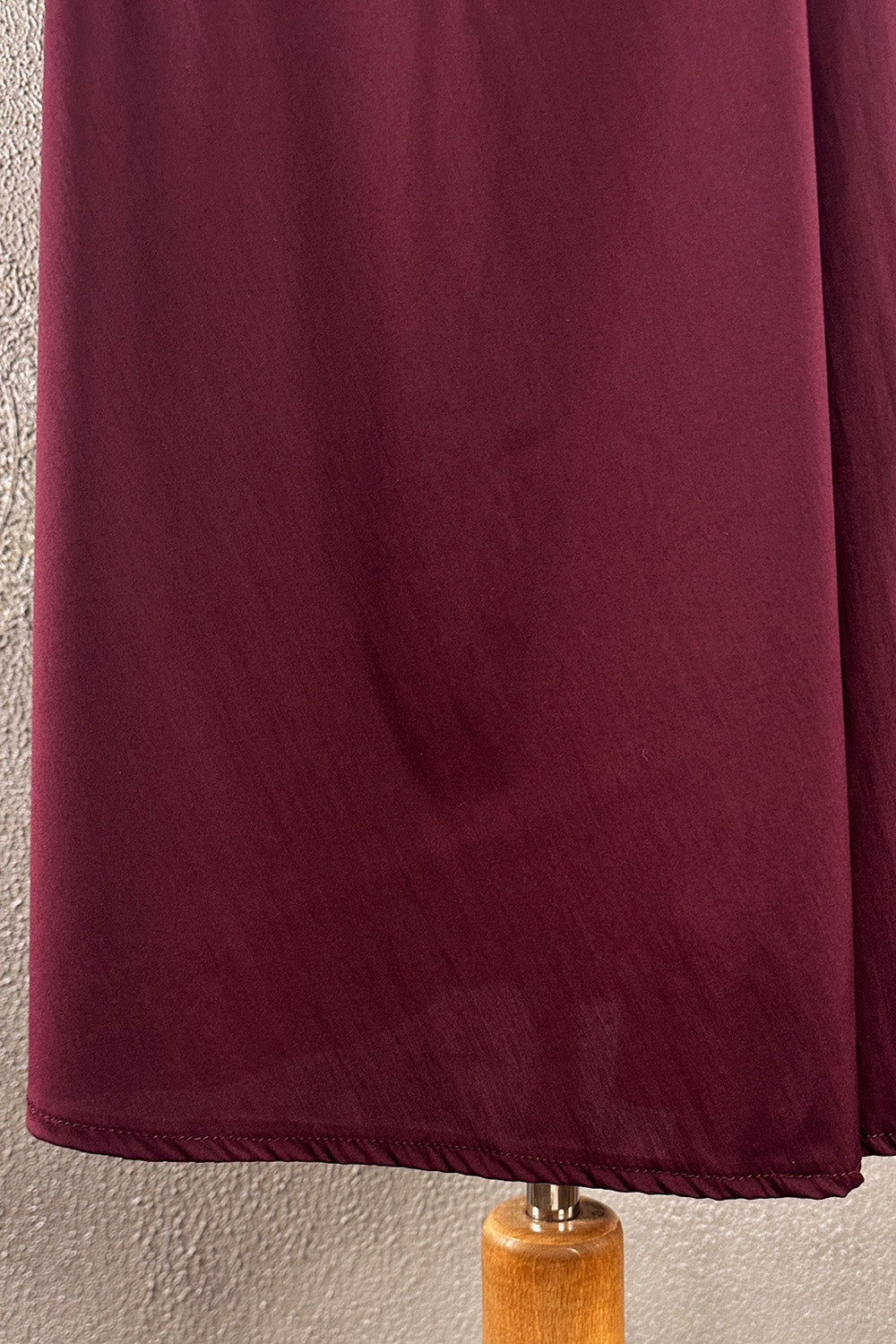 Bordo poplin kuşaklı kadın elbise, düz kesim, detaylı görünüm, yumuşak dokulu kumaş