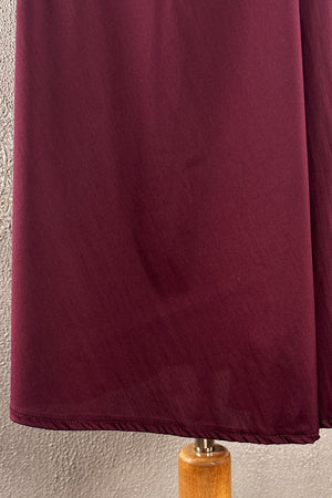 Bordo poplin kuşaklı kadın elbise, düz kesim, detaylı görünüm, yumuşak dokulu kumaş